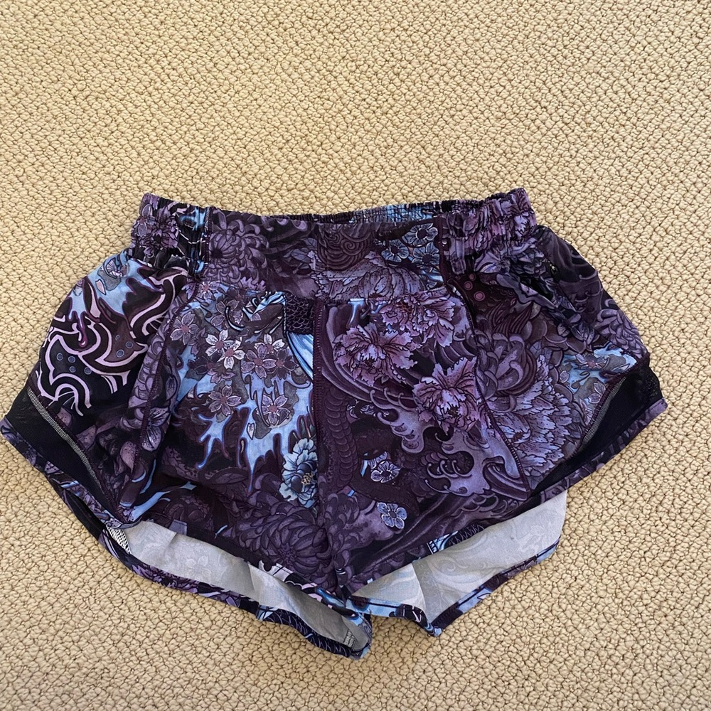 Lululemon Women’s Hotty Hot Low Rise Short 2.5” (Rare color)